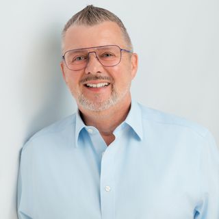 Mario Kraus, freundliches Porträt im hellblauen Hemd