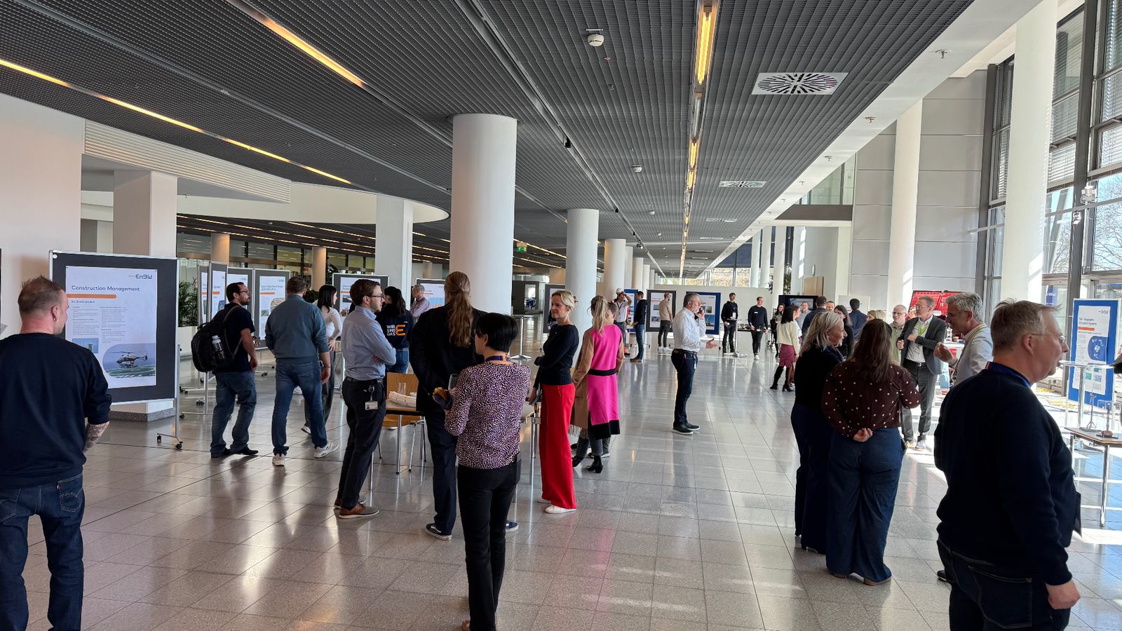 Networking im EnBW-Foyer bei einer Großveranstaltung