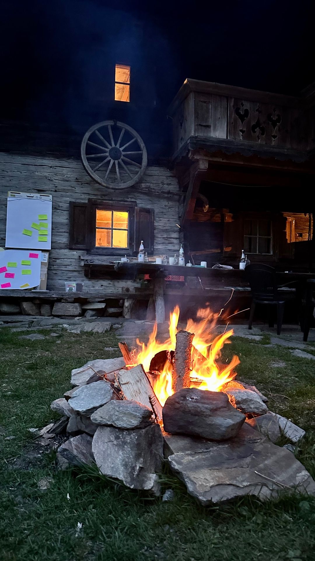 Lagerfeuer-Atmosphäre nach dem Workshop auf der Alm